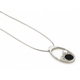Zeades náhrdelník OLTIS  s príveskom v tvare oválu z ušľachtilej ocele v kombinácii s kožou uchytený na hadíkovej retiazke.