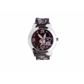 Playboy hodinky s okrúhlym kovovým púzdrom s koženým remienkom.
