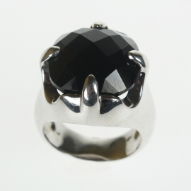 Strieborný prsteň so Swarovski Elements krištáľmi.
